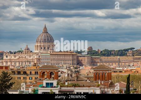 La cupola della Basilica di San Pietro vista dalla Terrazza del Pincio, Roma, Italia Foto Stock