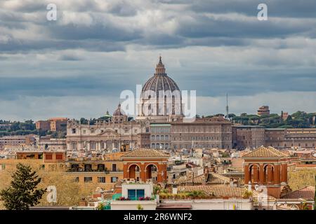 La cupola della Basilica di San Pietro vista dalla Terrazza del Pincio, Roma, Italia Foto Stock