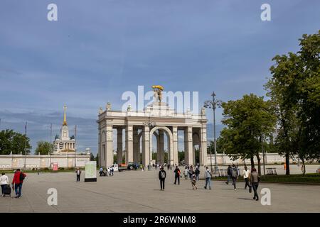 Mosca, Russia - 05 Giugno, 2023, VDNKh è una delle principali attrazioni turistiche di Mosca. Vista panoramica dell'ingresso principale di VDNKh e peopl a piedi Foto Stock