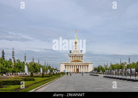 Mosca, Russia - Giugno, 2023, VDNKh è attrazioni turistiche di Mosca. Mostra di realizzazioni di Economia Nazionale, costruzione del Padiglione 1, Centrale V Foto Stock