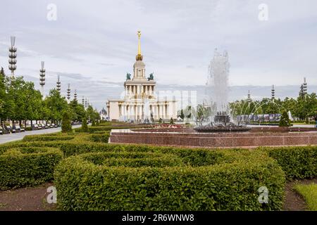 Mosca, Russia - Giugno, 2023, VDNKh è attrazioni turistiche di Mosca. Mostra di realizzazioni di Economia Nazionale, costruzione del Padiglione 1, Centrale V Foto Stock