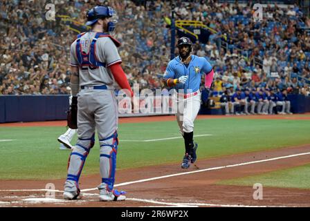 Tampa, Stati Uniti. 11th giugno, 2023. Il catcher dei Texas Rangers Jonah Heim (28) guarda al campo mentre Yandy Diaz di Tampa Bay Rays segna dalla terza base del singolo RBI di Randy Arozarena durante l'inning di una partita di baseball al Tropicana Field di St. Petersburg, Florida, domenica 11 giugno 2023. Foto di Steve Nesius/UPI Credit: UPI/Alamy Live News Foto Stock