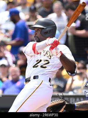 Pittsburgh, Stati Uniti. 11th giugno, 2023. Pittsburgh Pirates nominato hitter Andrew McCutchen (22) colpisce la sua carriera 2000th nel primo inning contro i New York Mets al PNC Park Domenica 11 giugno 2023 a Pittsburgh. Foto di Archie Carpenter/UPI Credit: UPI/Alamy Live News Foto Stock