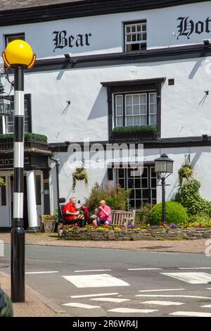 The Bear Hotel una locanda del 18th ° secolo, nella città mercato Powys di Crickhowell Galles del Sud, in piedi in Beaufort Street Foto Stock