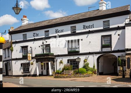 The Bear Hotel una locanda del 18th ° secolo, nella città mercato Powys di Crickhowell Galles del Sud, in piedi in Beaufort Street Foto Stock