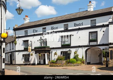 The Bear Hotel una locanda del 18th ° secolo, nella città mercato Powys di Crickhowell Galles del Sud, in piedi in Beaufort Street Foto Stock