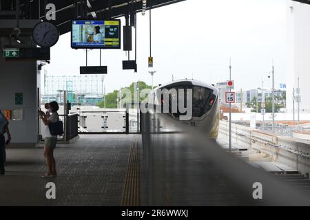 Bangkok, Thailandia. 10th giugno, 2023. Completa 1 settimane Mass Rapid Transit Authority of Thailand (MRTA) e concessionari privati, aperti al pubblico per provare il servizio Trial Run della linea gialla MRT (monorotaia Straddle), nella fase iniziale, con 13 stazioni dalla stazione di Lat Phrao, Bangkok - Stazione di Samrong, provincia di Samut Prakan. Il progetto MRT Yellow Line (Lat Phrao-Samrong) è il primo sistema monorotaia a cavallo sulla struttura elevata della Thailandia. (Foto di Teera Noisakran/Pacific Press) Credit: Pacific Press Media Production Corp./Alamy Live News Foto Stock