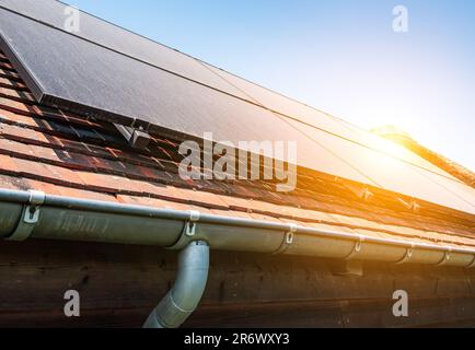 Pannelli solari sul tetto della casa piscina contro il cielo blu. Foto Stock
