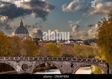 Il Ponte Sisto che attraversa il Tevere con la cupola della Basilica di San Pietro in lontananza, Roma, Italia Foto Stock