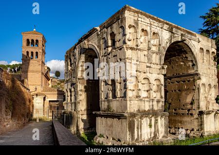L'Arco di Giano un arco di marmo romano del IV secolo con porte ornamentali scolpite, situato nel foro Boario, Roma, Italia Foto Stock