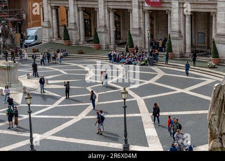 Gente che cammina in Piazza del Campidoglio, una piazza pubblica splendidamente progettata da Michelangelo in cima all'antico Campidoglio, Roma, Italia Foto Stock