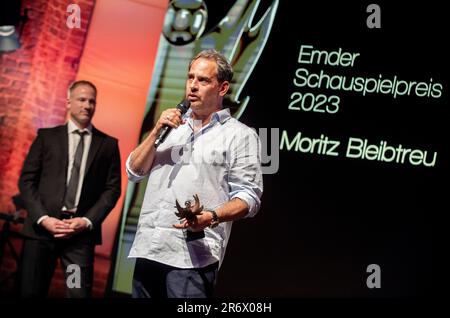 Emden, Germania. 11th giugno, 2023. L'attore tedesco Moritz Bleibtreu si rivolge al pubblico dopo aver ricevuto il premio di recitazione durante una cerimonia di premiazione al Festival Internazionale del Film di Emden-Norderney del 33rd. Il festival del cinema si terrà nella città portuale della bassa Sassonia dal 07-14 giugno 2023. Credit: Hauke-Christian Dittrich/dpa/Alamy Live News Foto Stock