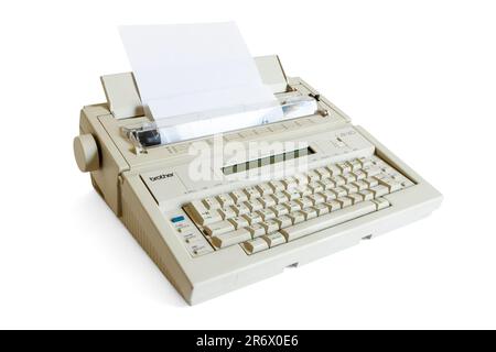 Brother AX-140 Electric Word-Processing Typewriter con foglio di white paper inserito, isolato su sfondo bianco, UK Foto Stock