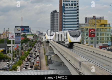 Bangkok, Thailandia. 10th giugno, 2023. Completa 1 settimane Mass Rapid Transit Authority of Thailand (MRTA) e concessionari privati, aperti al pubblico per provare il servizio Trial Run della linea gialla MRT (monorotaia Straddle), nella fase iniziale, con 13 stazioni dalla stazione di Lat Phrao, Bangkok - Stazione di Samrong, provincia di Samut Prakan. Il progetto MRT Yellow Line (Lat Phrao-Samrong) è il primo sistema monorotaia a cavallo sulla struttura elevata della Thailandia. (Credit Image: © Teera Noisakran/Pacific Press via ZUMA Press Wire) SOLO PER USO EDITORIALE! Non per USO commerciale! Foto Stock