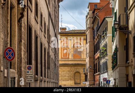 Via di S. Ignazio una stradina stretta a Roma , Italia Foto Stock