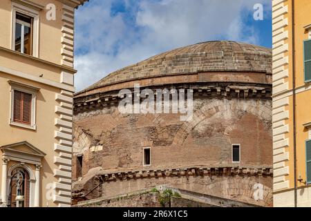 L'esterno posteriore del Pantheon scorreva tra due edifici a Roma Foto Stock