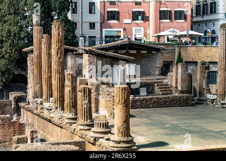 Largo di Torre Argentina è una piazza con quattro templi repubblicani romani e i resti del Teatro di Pompeo, Roma, Italia Foto Stock