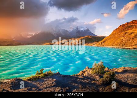 Torres del Paine, Cile. Maestoso parco nazionale della Patagonia cilena, torreggianti picchi di granito, laghi turchesi, ghiacciai e fauna selvatica variegata, incredi Foto Stock