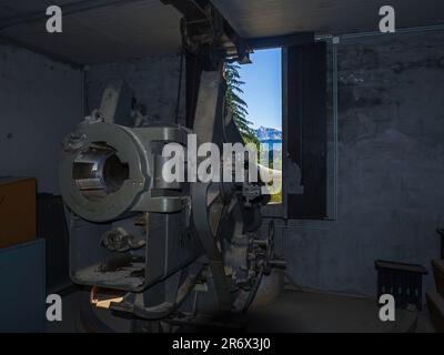 Posizione del bunker di montagna con la pistola d'artiglieria nelle Alpi che si affaccia su una finestra in Austria, Carinzia, Museo bunkermuseum di Wurzenpass Foto Stock