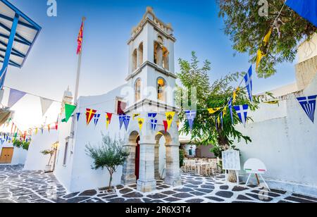 Mykonos, Grecia. Vista della strada delle cicladi imbiancata nella splendida città di Mykonos, Isole Greche delle Cicladi. Foto Stock