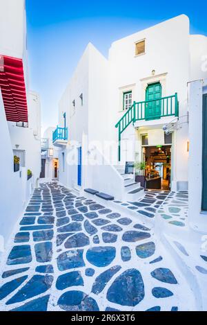 Mykonos, Grecia. Vista della strada delle cicladi imbiancata nella splendida città di Mykonos, Isole Greche delle Cicladi. Foto Stock