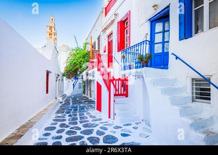 Mykonos, Grecia. Vista della strada delle cicladi imbiancata nella splendida città di Mykonos, Isole Greche delle Cicladi. Foto Stock