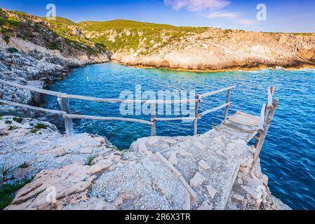 Porto Roxa, Zante. Pittoresca spiaggia rocciosa situata sulla costa occidentale di Zante, Isole Greche, Grecia. Foto Stock