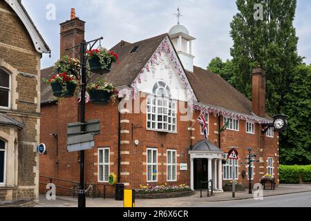 Farnham Town Hall è un edificio comunale in mattoni rossi con medicazioni in pietra in stile neogeorgiano a South Street, Farnham, Surrey, Inghilterra Foto Stock