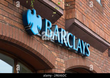 Logo Barclays Bank e scritte su una filiale delle quattro grandi banche inglesi, Farham, Regno Unito. Concetto: High Street bank, crisi bancaria, accordi ipotecari Foto Stock