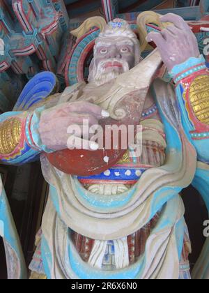 Statua di Dhrtarastra, uno dei quattro Re Celesti o dei buddisti al cancello d'ingresso di Cheonwangmun al complesso del Tempio Bulguksa Foto Stock