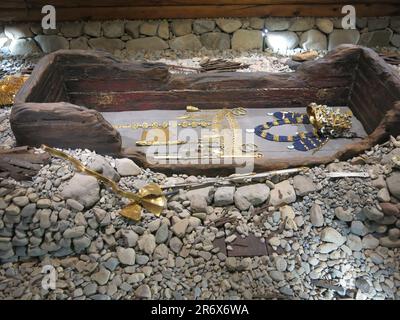 All'interno della celeste Tomba a Cavallo (Cheonmachong) al complesso di Tomba Daereungwon della Dinastia Silla del 5th° secolo; repliche dei preziosi manufatti. Foto Stock