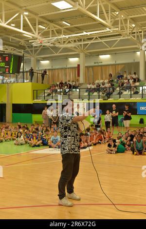 Vigo, Spain.Jun, 11th, 2023. Il presentatore inizia a chiamare le squadre che partecipano al torneo per raccogliere le medaglie del torneo. Credit: Xan Gasalla / Alamy Live News. Foto Stock