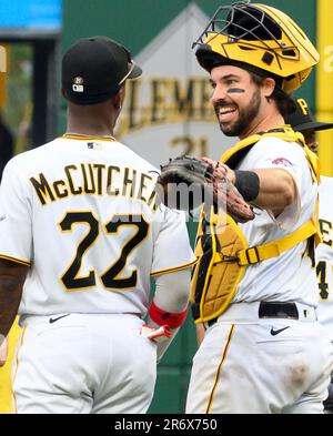 Pittsburgh, Stati Uniti. 11th giugno, 2023. Pittsburgh Pirates catcher Austin Hedges (18) e Pittsburgh Pirates nominato hitter Andrew McCutchen (22) celebra la vittoria 2-1 contro i New York Mets al PNC Park Domenica 11 giugno 2023 a Pittsburgh. Foto di Archie Carpenter/UPI Credit: UPI/Alamy Live News Foto Stock