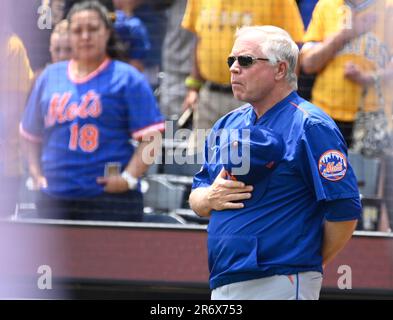 Pittsburgh, Stati Uniti. 11th giugno, 2023. Buck Showalter (11), manager dei New York Mets, durante il National Anthem prima della partita con i pirati di Pittsburgh al PNC Park domenica 11 giugno 2023 a Pittsburgh. Foto di Archie Carpenter/UPI Credit: UPI/Alamy Live News Foto Stock