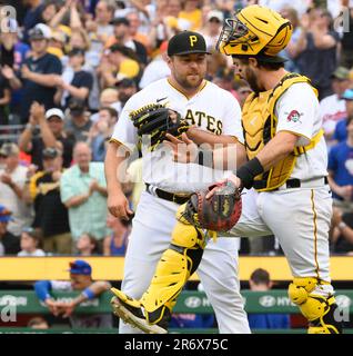 Pittsburgh, Stati Uniti. 11th giugno, 2023. Pittsburgh Pirates Catcher Austin Hedges (18) e Pittsburgh Pirates sollievo caraffa David Bednar (51) celebra la vittoria 2-1 contro i New York Mets al PNC Park Domenica 11 giugno 2023 a Pittsburgh. Foto di Archie Carpenter/UPI Credit: UPI/Alamy Live News Foto Stock