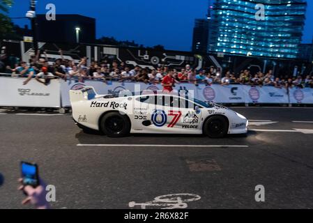 Battersea, Londra, Regno Unito. 11th Giu, 2023. Il Gumball 3000, che prende il nome dal film del 1976 The Gumball Rally, è un rally internazionale di 3.000 miglia, che si svolge su strade pubbliche in tutto il mondo. Nel 2023 il percorso attraversa l'Europa dalla Scozia al Montenegro con fermate in varie località della città, tra cui la nuova centrale elettrica di Battersea, Londra. L'evento attrae una folla enorme di spettatori "a testa di petalo". A causa della partenza alle 6pm, le vetture sono state ritardate con l'arrivo al tramonto e nella notte, rivivendo i loro potenti motori. Foto Stock