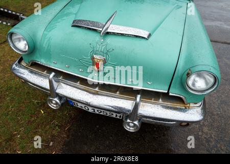 FINOWFURT, GERMANIA - 06 MAGGIO 2023: Il frammento di auto a grandezza naturale Mercury Monterey Sun Valley 1952. Festival di gara 2023. Apertura stagionale. Foto Stock