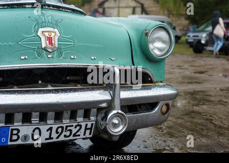 FINOWFURT, GERMANIA - 06 MAGGIO 2023: Il frammento di auto a grandezza naturale Mercury Monterey Sun Valley 1952. Festival di gara 2023. Apertura stagionale. Foto Stock