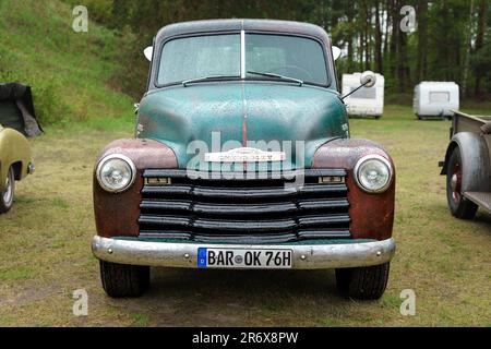 FINOWFURT, GERMANIA - 06 MAGGIO 2023: Il pick-up Chevrolet Advance Design (3600) in gocce di pioggia. Festival di gara 2023. Apertura stagionale. Foto Stock