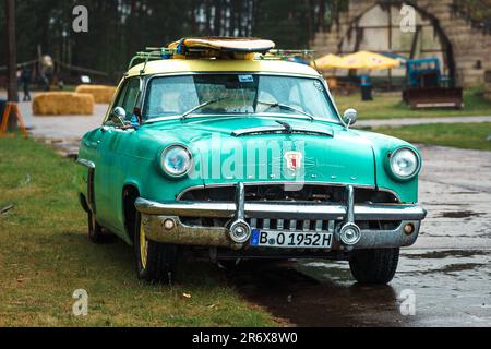 FINOWFURT, GERMANIA - 06 MAGGIO 2023: La vettura di dimensioni normali Mercury Monterey Sun Valley 1952. Festival di gara 2023. Apertura stagionale. Foto Stock