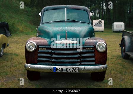 FINOWFURT, GERMANIA - 06 MAGGIO 2023: Il pick-up Chevrolet Advance Design (3600) in gocce di pioggia. Tonificazione. Festival di gara 2023. Apertura stagionale. Foto Stock