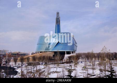 WINNIPEG, CANADA - 2014-11-18: Vista invernale sul Canadian Museum for Human Rights. Il CMHR è un museo nazionale situato a Winnipeg, Manitoba, adiacente al Foto Stock