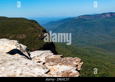 Viste mozzafiato sulla Jamison Valley dal Lincoln's Rock Lookout, Blue Mountains National Park, New South Wales, Australia Foto Stock