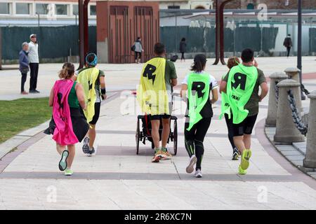 Sensibilizzazione per la Marines ENKI Charity Run, che offre ai bambini con disabilità la possibilità di partecipare a gare con corridori corposi. Foto Stock