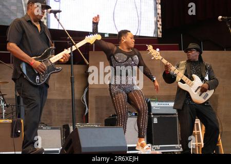 10 giugno 2023, Chicago, il, USA: Il Chicago Blues Festival ha continuato con un forte ritmo sabato sera 10th giugno. Le esibizioni di strong Blues hanno fatto ballare la folla con le braccia in aria. SugarRay Rayford, Demetria Taylor e la Mike Wheeler Band e Mud Morganfield (figlio di Muddy Waters) con una blues star stuudded band sono stati gli atti della serata. (Credit Image: © Karen I. Hirsch/ZUMA Press Wire) SOLO PER USO EDITORIALE! Non per USO commerciale! Foto Stock