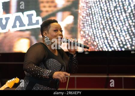 10 giugno 2023, Chicago, il, USA: Il Chicago Blues Festival ha continuato con un forte ritmo sabato sera 10th giugno. Le esibizioni di strong Blues hanno fatto ballare la folla con le braccia in aria. SugarRay Rayford, Demetria Taylor e la Mike Wheeler Band e Mud Morganfield (figlio di Muddy Waters) con una blues star stuudded band sono stati gli atti della serata. (Credit Image: © Karen I. Hirsch/ZUMA Press Wire) SOLO PER USO EDITORIALE! Non per USO commerciale! Foto Stock