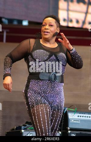 10 giugno 2023, Chicago, il, USA: Il Chicago Blues Festival ha continuato con un forte ritmo sabato sera 10th giugno. Le esibizioni di strong Blues hanno fatto ballare la folla con le braccia in aria. SugarRay Rayford, Demetria Taylor e la Mike Wheeler Band e Mud Morganfield (figlio di Muddy Waters) con una blues star stuudded band sono stati gli atti della serata. (Credit Image: © Karen I. Hirsch/ZUMA Press Wire) SOLO PER USO EDITORIALE! Non per USO commerciale! Foto Stock