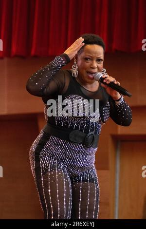 10 giugno 2023, Chicago, il, USA: Il Chicago Blues Festival ha continuato con un forte ritmo sabato sera 10th giugno. Le esibizioni di strong Blues hanno fatto ballare la folla con le braccia in aria. SugarRay Rayford, Demetria Taylor e la Mike Wheeler Band e Mud Morganfield (figlio di Muddy Waters) con una blues star stuudded band sono stati gli atti della serata. (Credit Image: © Karen I. Hirsch/ZUMA Press Wire) SOLO PER USO EDITORIALE! Non per USO commerciale! Foto Stock