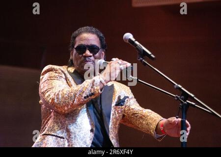 10 giugno 2023, Chicago, il, USA: Il Chicago Blues Festival ha continuato con un forte ritmo sabato sera 10th giugno. Le esibizioni di strong Blues hanno fatto ballare la folla con le braccia in aria. SugarRay Rayford, Demetria Taylor e la Mike Wheeler Band e Mud Morganfield (figlio di Muddy Waters) con una blues star stuudded band sono stati gli atti della serata. (Credit Image: © Karen I. Hirsch/ZUMA Press Wire) SOLO PER USO EDITORIALE! Non per USO commerciale! Foto Stock