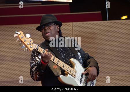 10 giugno 2023, Chicago, il, USA: Il Chicago Blues Festival ha continuato con un forte ritmo sabato sera 10th giugno. Le esibizioni di strong Blues hanno fatto ballare la folla con le braccia in aria. SugarRay Rayford, Demetria Taylor e la Mike Wheeler Band e Mud Morganfield (figlio di Muddy Waters) con una blues star stuudded band sono stati gli atti della serata. (Credit Image: © Karen I. Hirsch/ZUMA Press Wire) SOLO PER USO EDITORIALE! Non per USO commerciale! Foto Stock